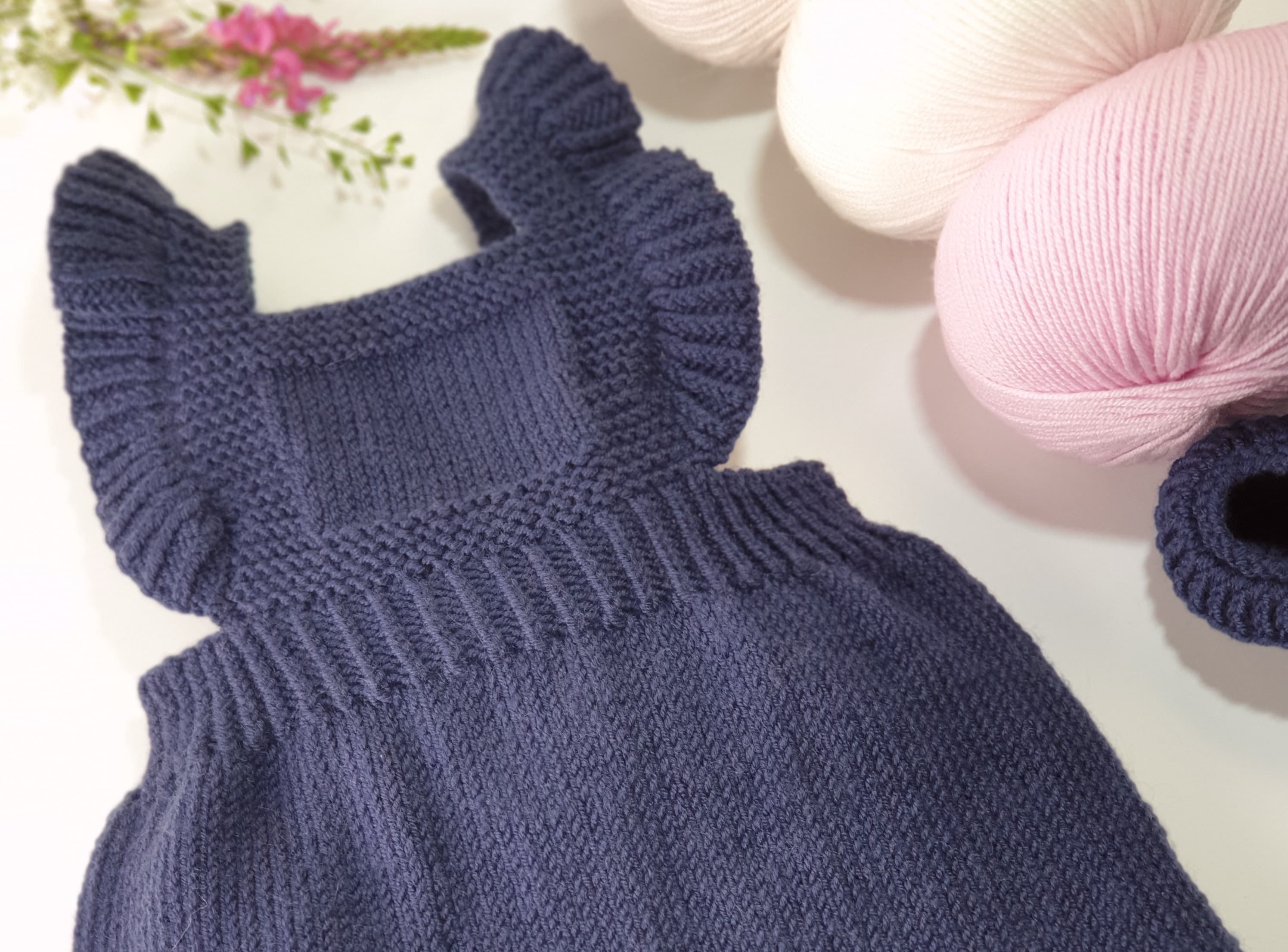 Modèle Layette Robe Bébé Hiba à Tricoter – Anny Blatt