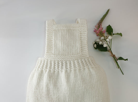 Salopette bébé Laurier à tricoter.