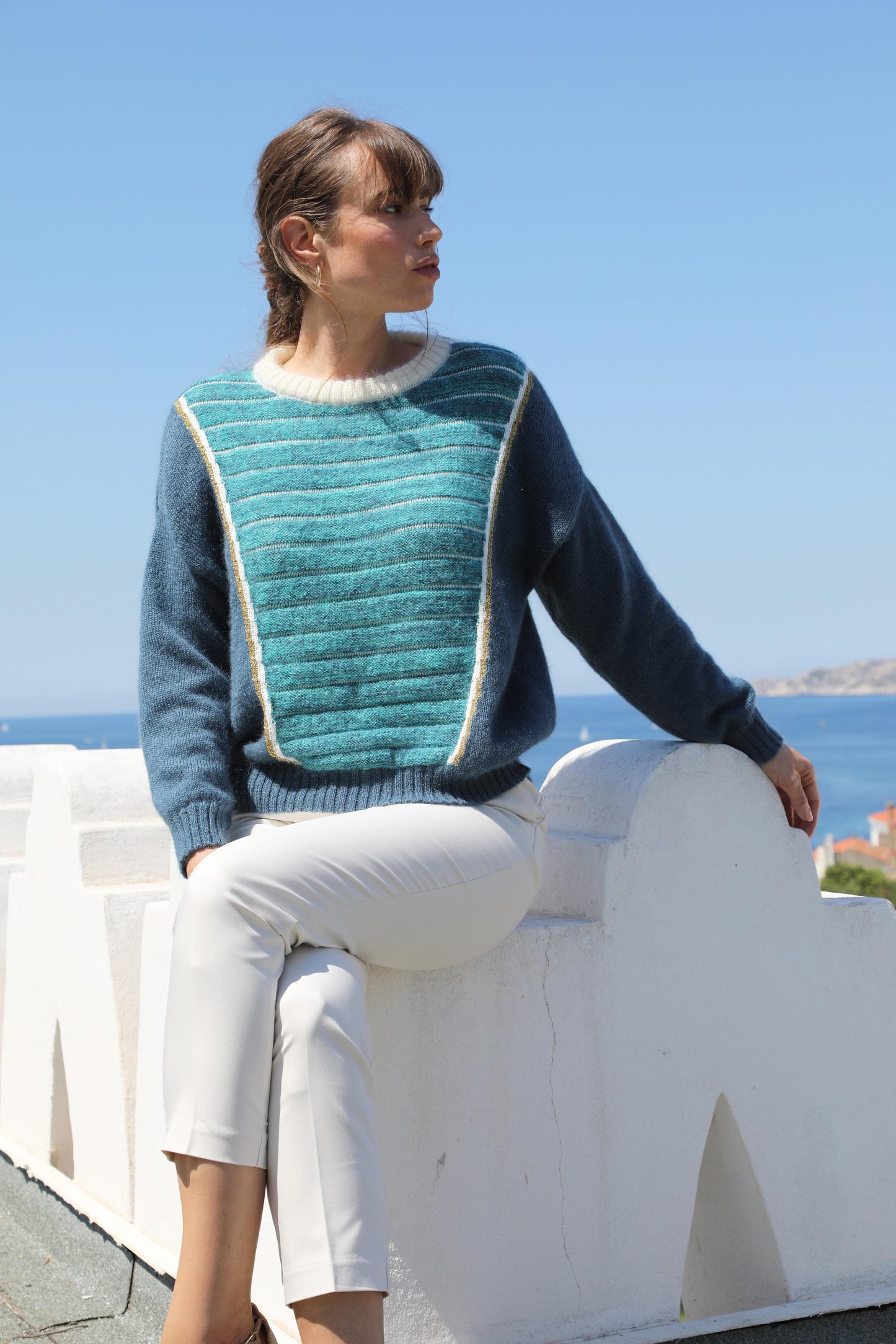 Pull Petra foncé à tricoter.