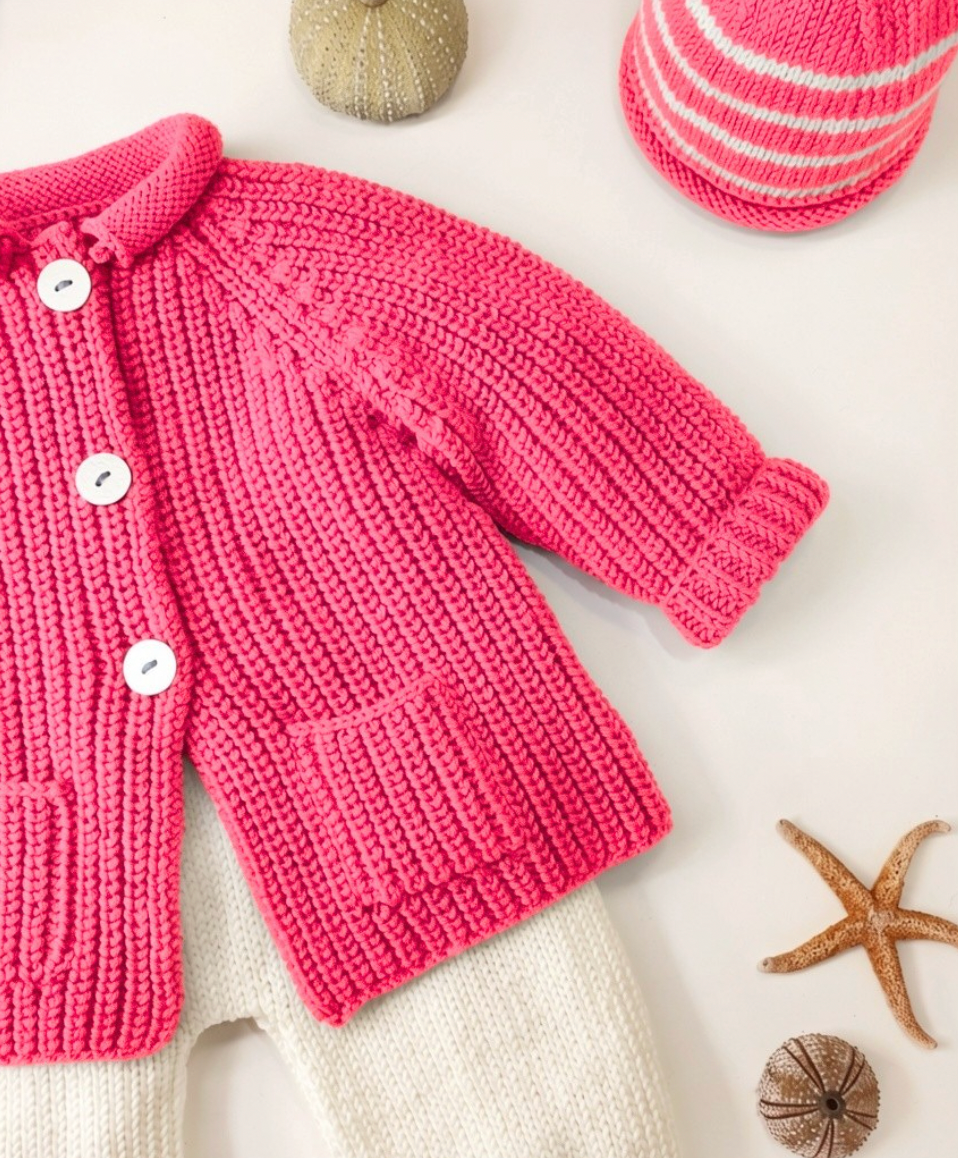 Veste bébé Acajou à tricoter.