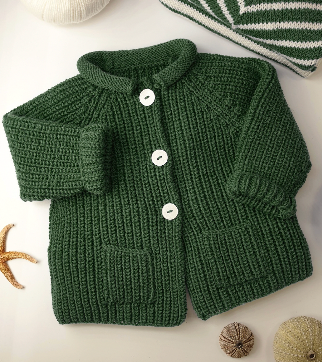 Veste bébé Acajou à tricoter.