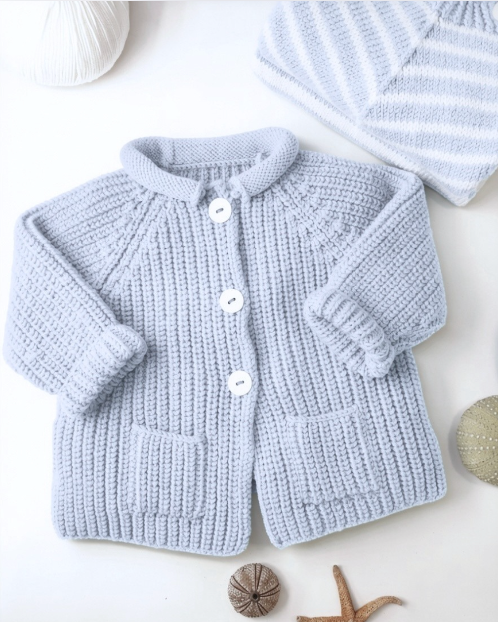 Veste bébé Acajou à tricoter.