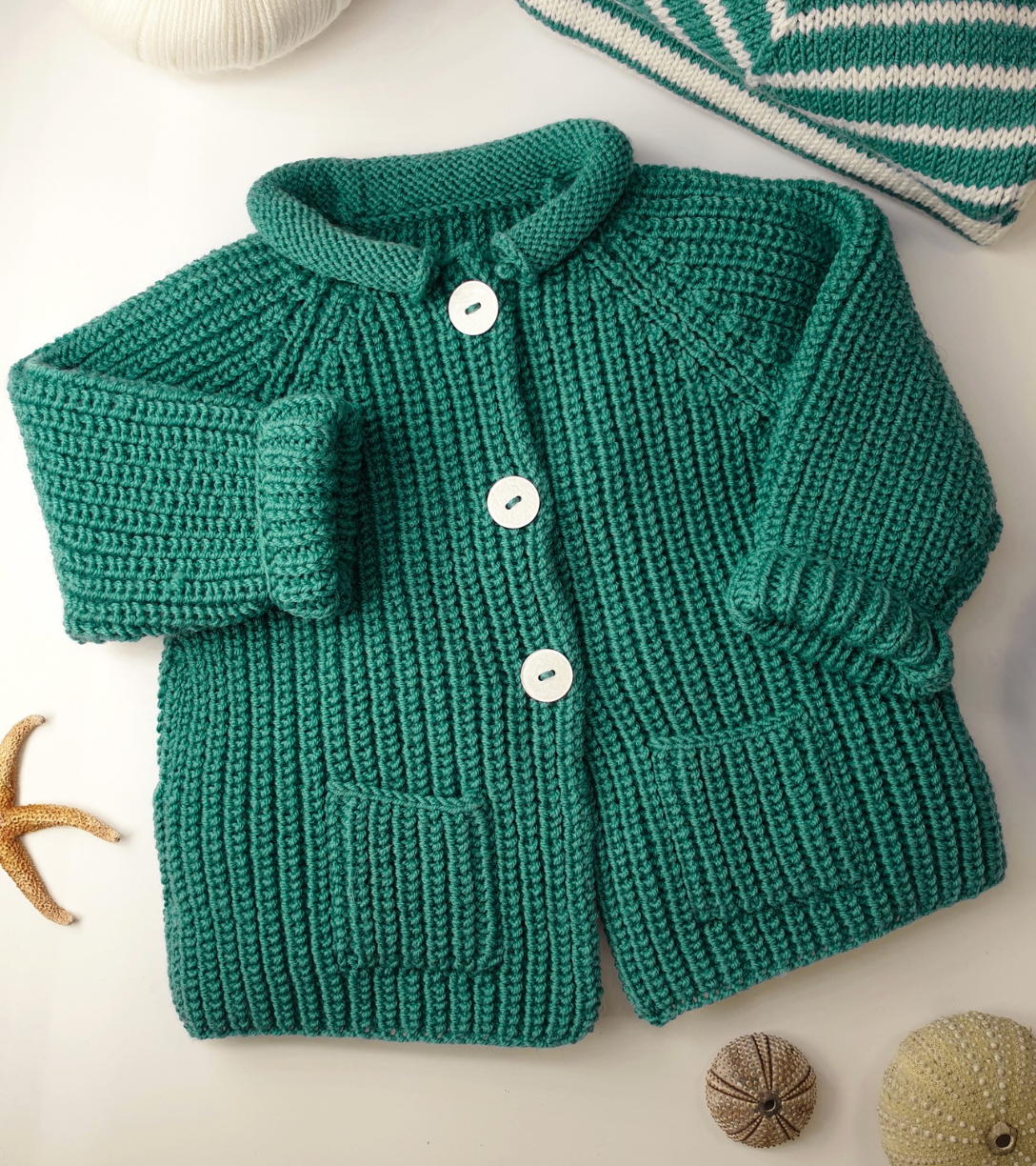 Veste bébé Acajou à tricoter.