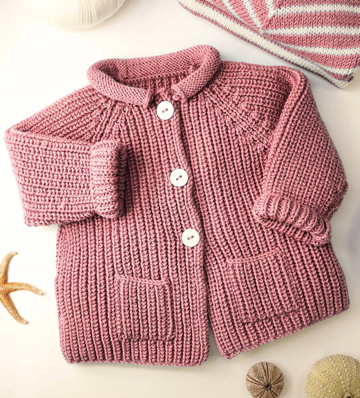 Veste bébé Acajou à tricoter.