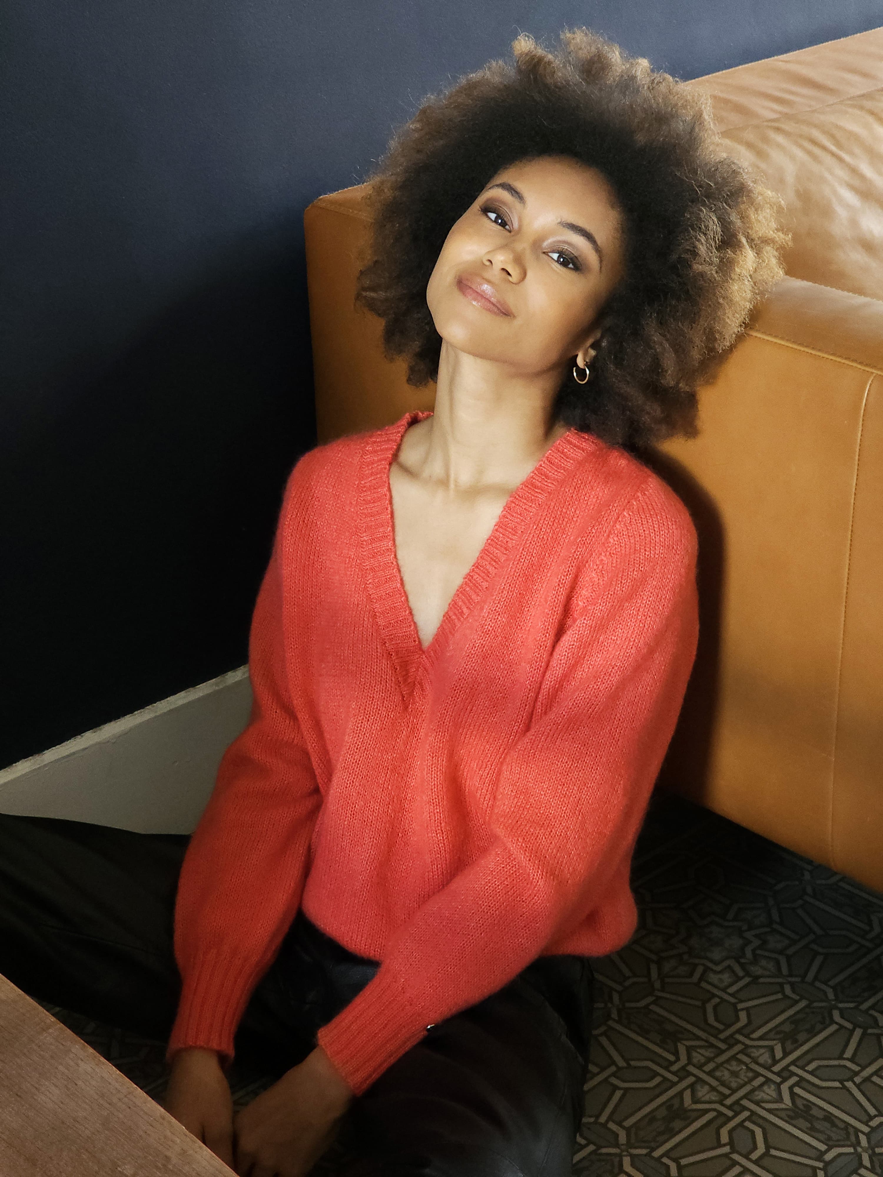 Modèle Pull col V à tricoter en Mohair et soie : Avy – Anny Blatt