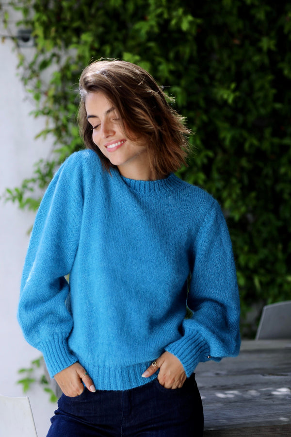 Charger l&#39;image dans la galerie, Pull mohair et soie bleu geai Alix 5.jpeg
