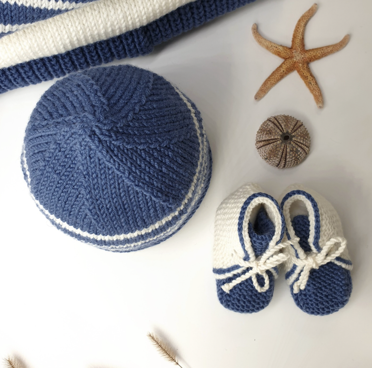 Bonnet et boots bébé Olivier à tricoter.