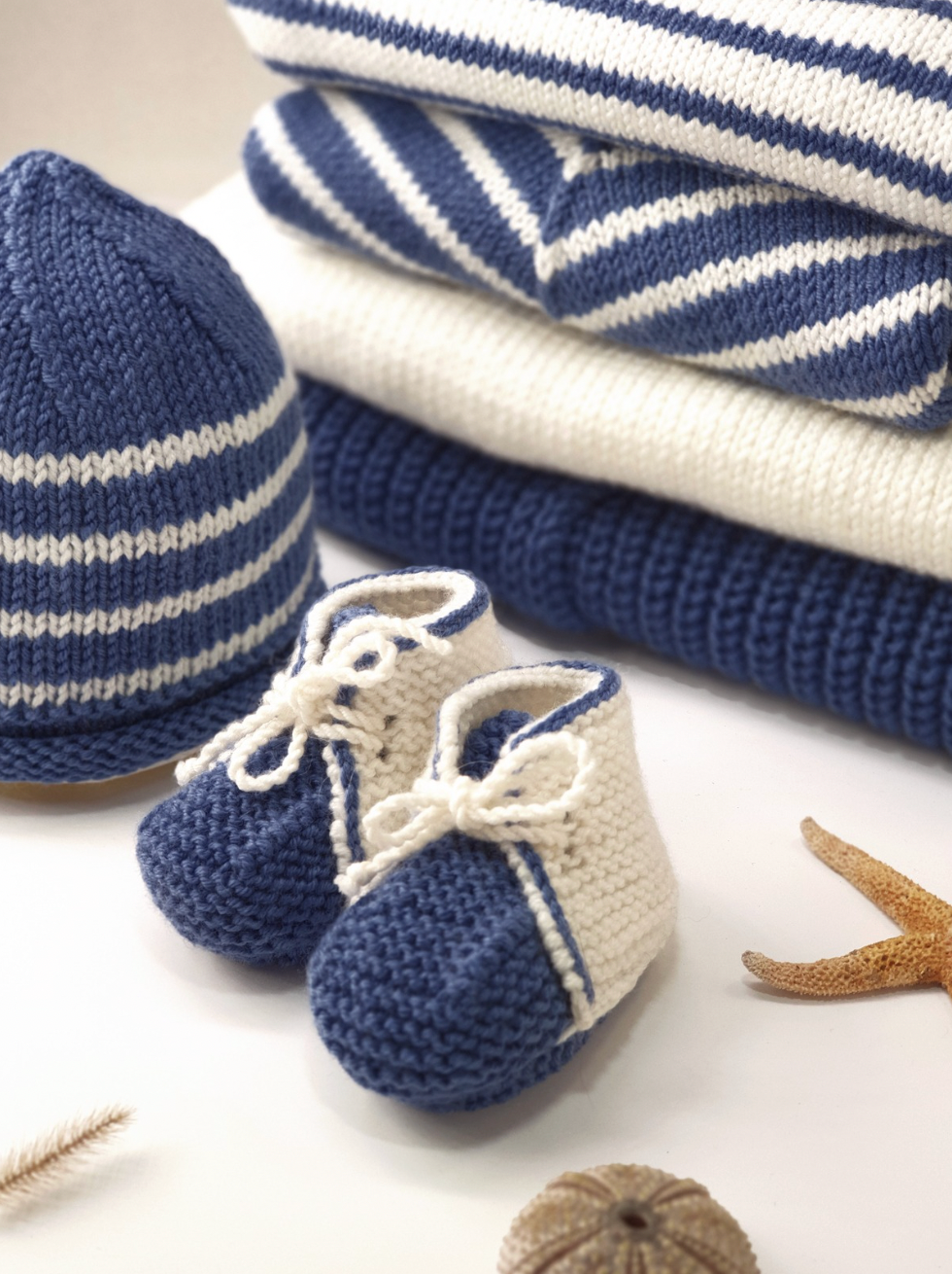 Bonnet et boots bébé Olivier à tricoter.