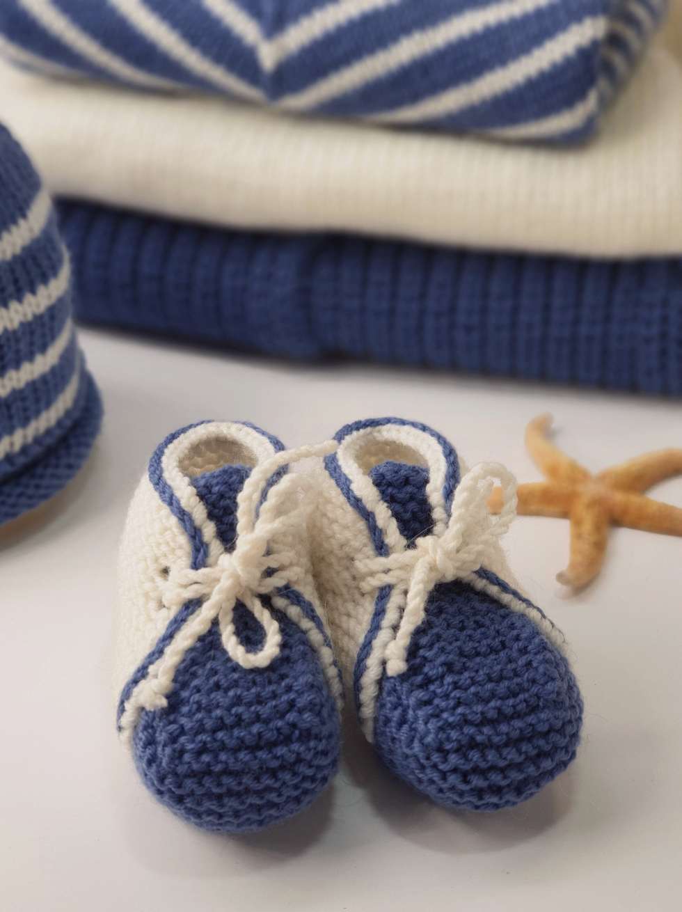 Bonnet et boots bébé Olivier à tricoter.