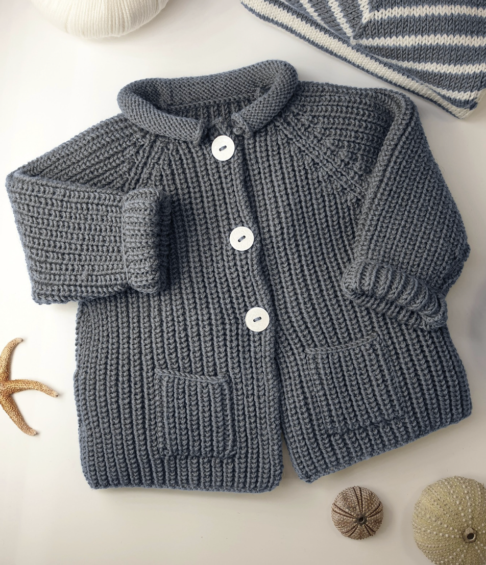Veste bébé Acajou à tricoter.