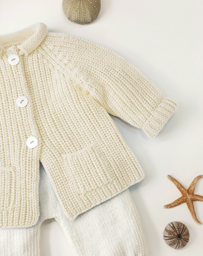Veste bébé Acajou à tricoter.