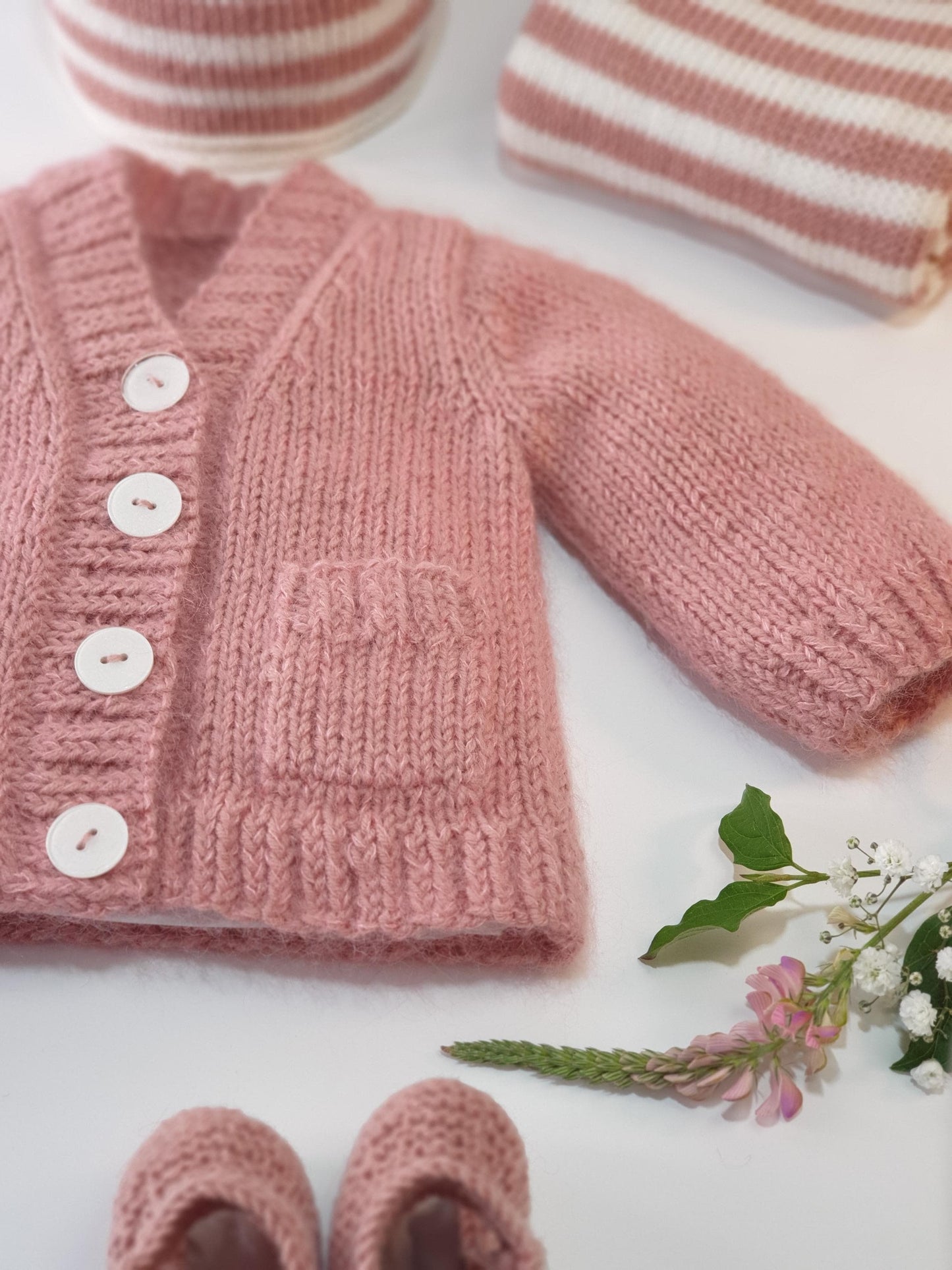 Gilet bébé Jojoba à tricoter.