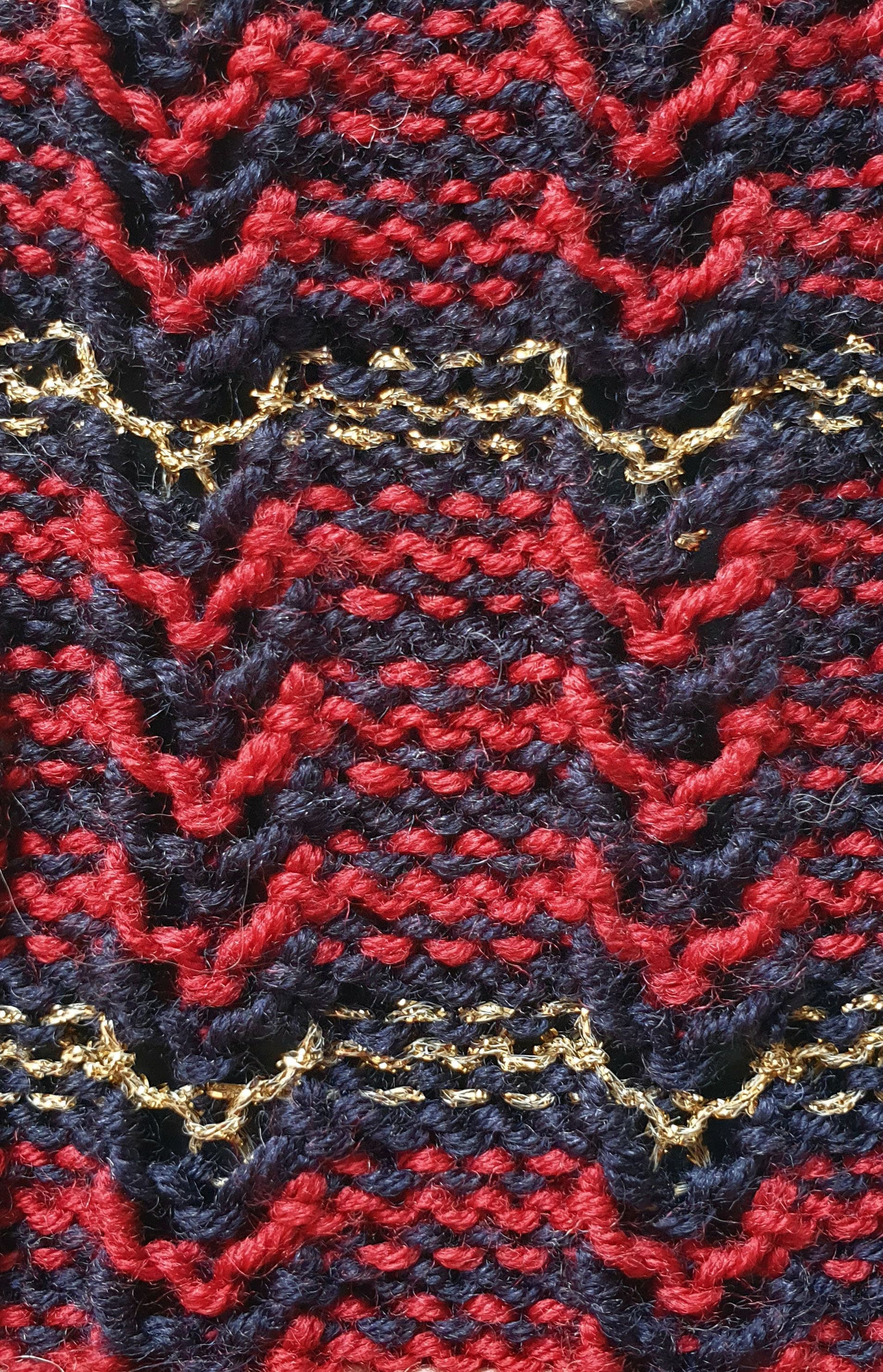 Pull Mérinos rouge bleu et doré Salma.jpg