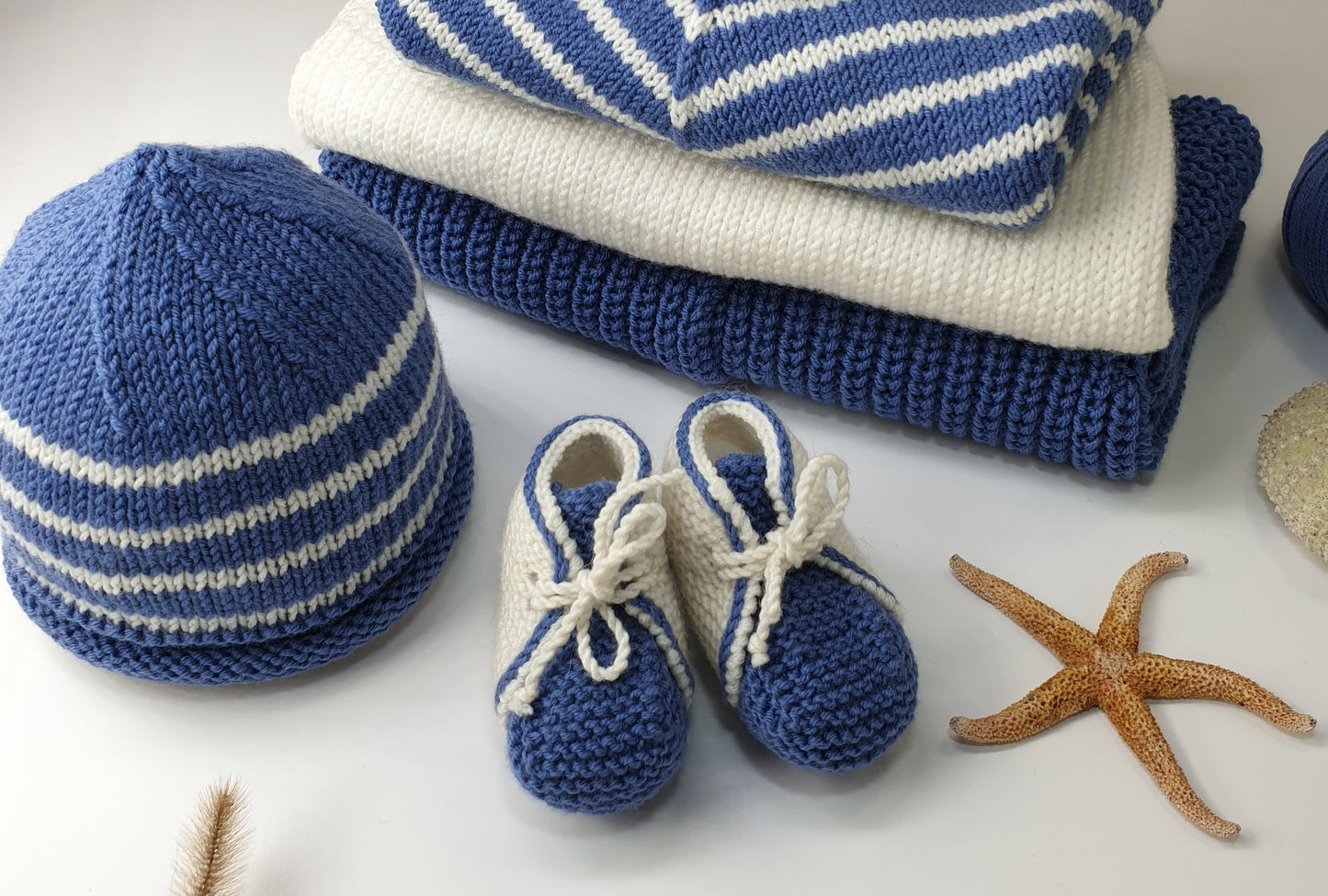 Bonnet et boots bébé Olivier à tricoter.