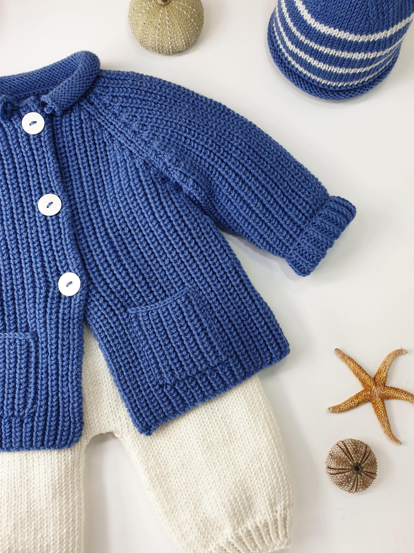 Veste bébé Acajou à tricoter.
