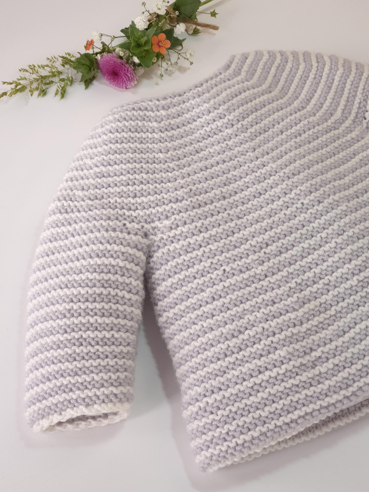 Brassière Orchidée en point mousse : un essentiel layette à tricoter – Anny  Blatt