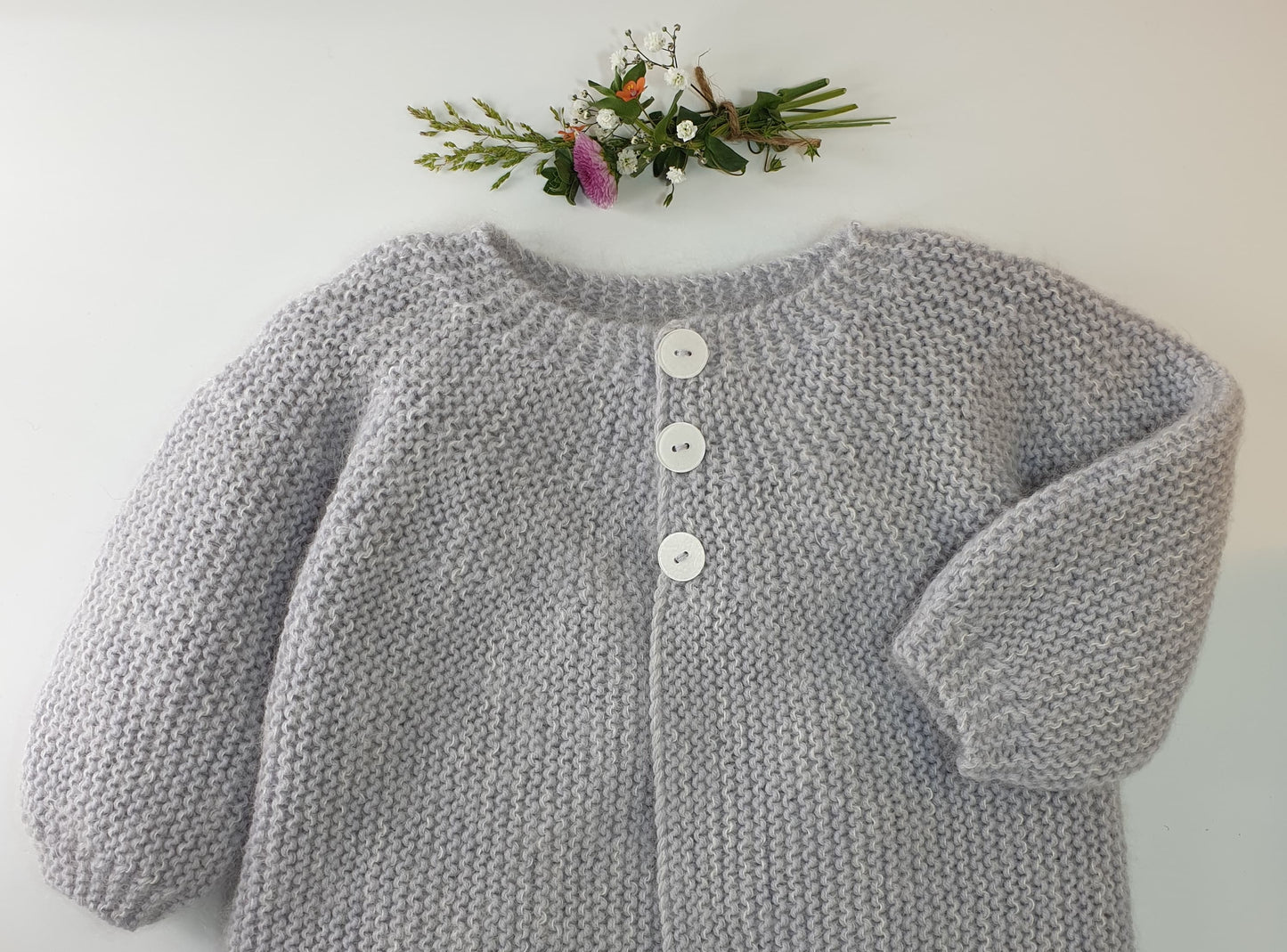 Manteau bébé Acacia à tricoter.