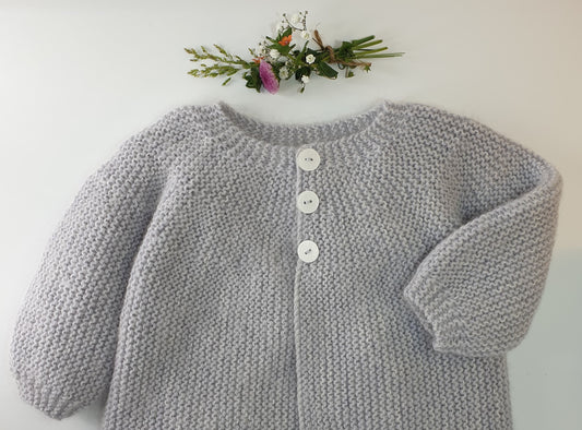 Manteau bébé Acacia à tricoter.