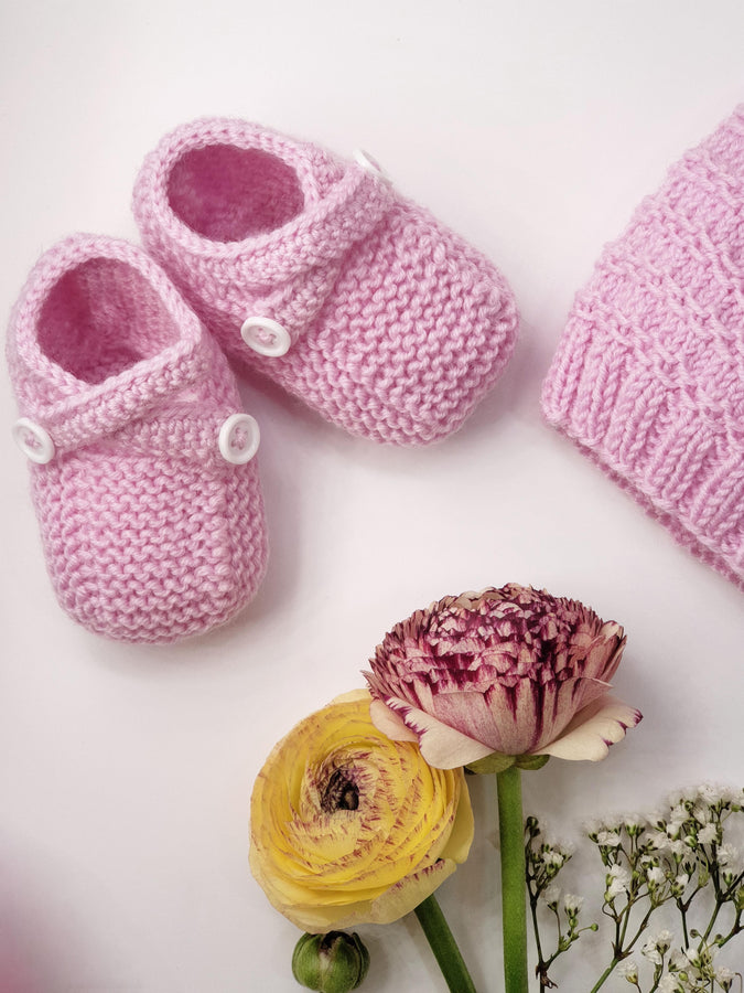 Charger l&#39;image dans la galerie, Bonnet et chaussons bébé Lila à tricoter
