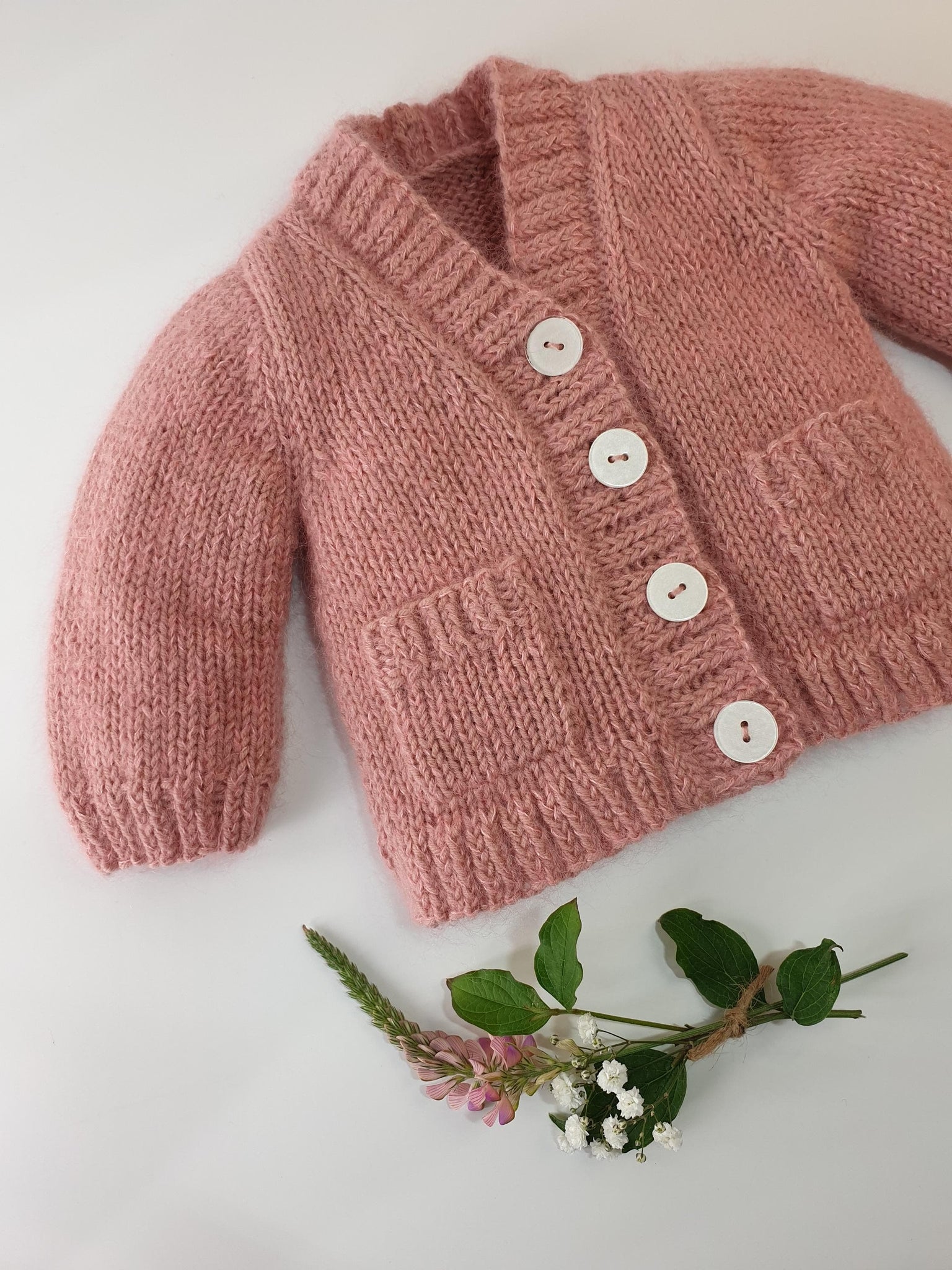 Gilet Jojoba à tricoter : le gilet intemporel Anny Blatt pour bébé