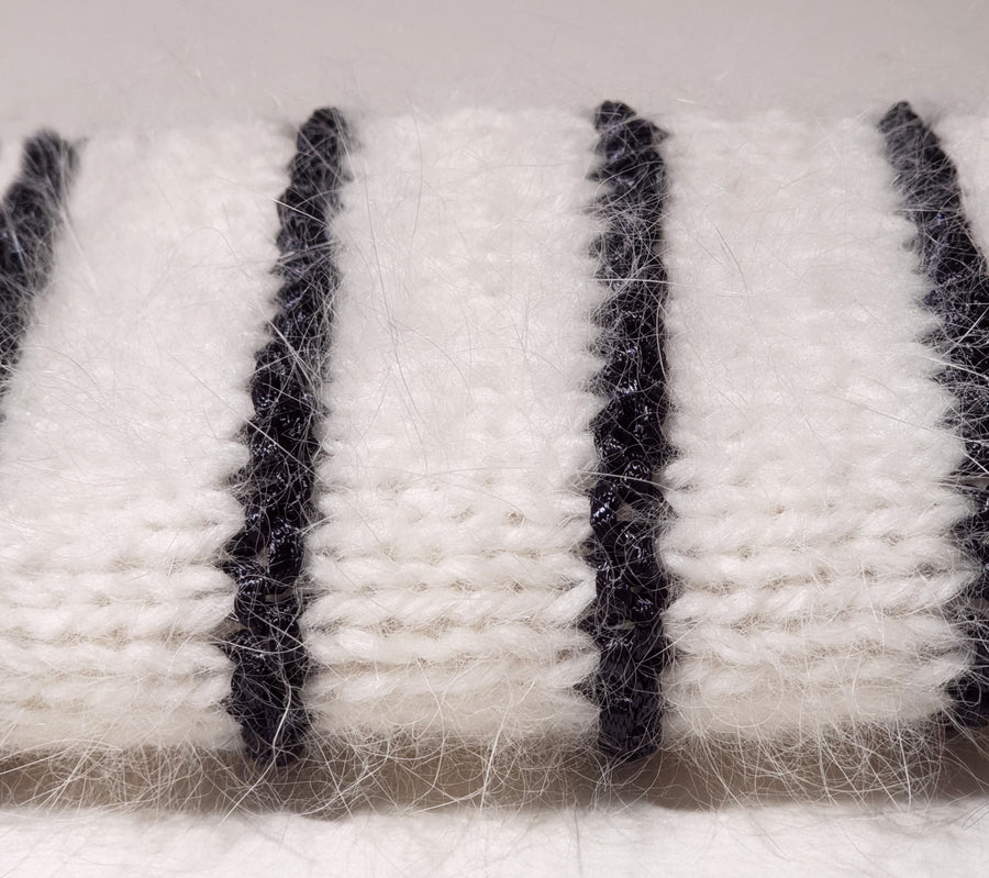 Charger l&#39;image dans la galerie, Pull à tricoter angora naturel et noir cerbère
