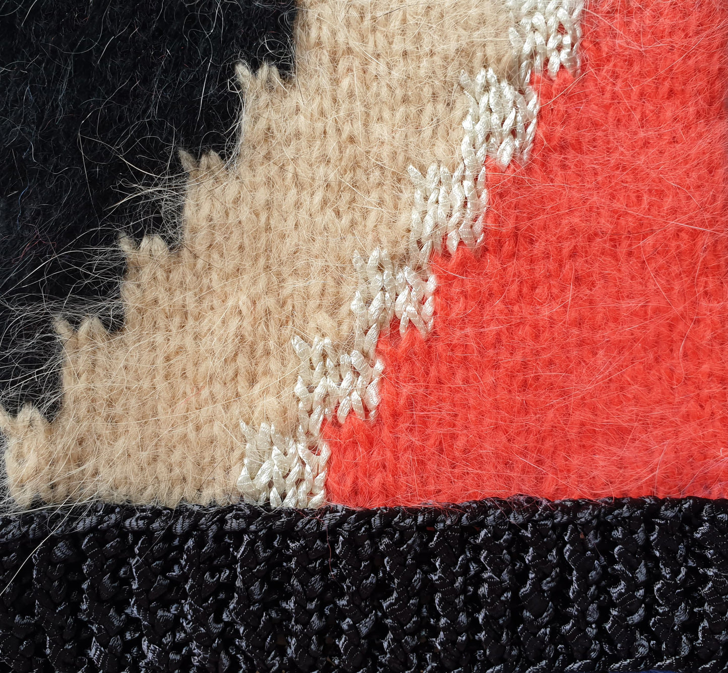 Pull à tricoter angora noir rouge vif maud