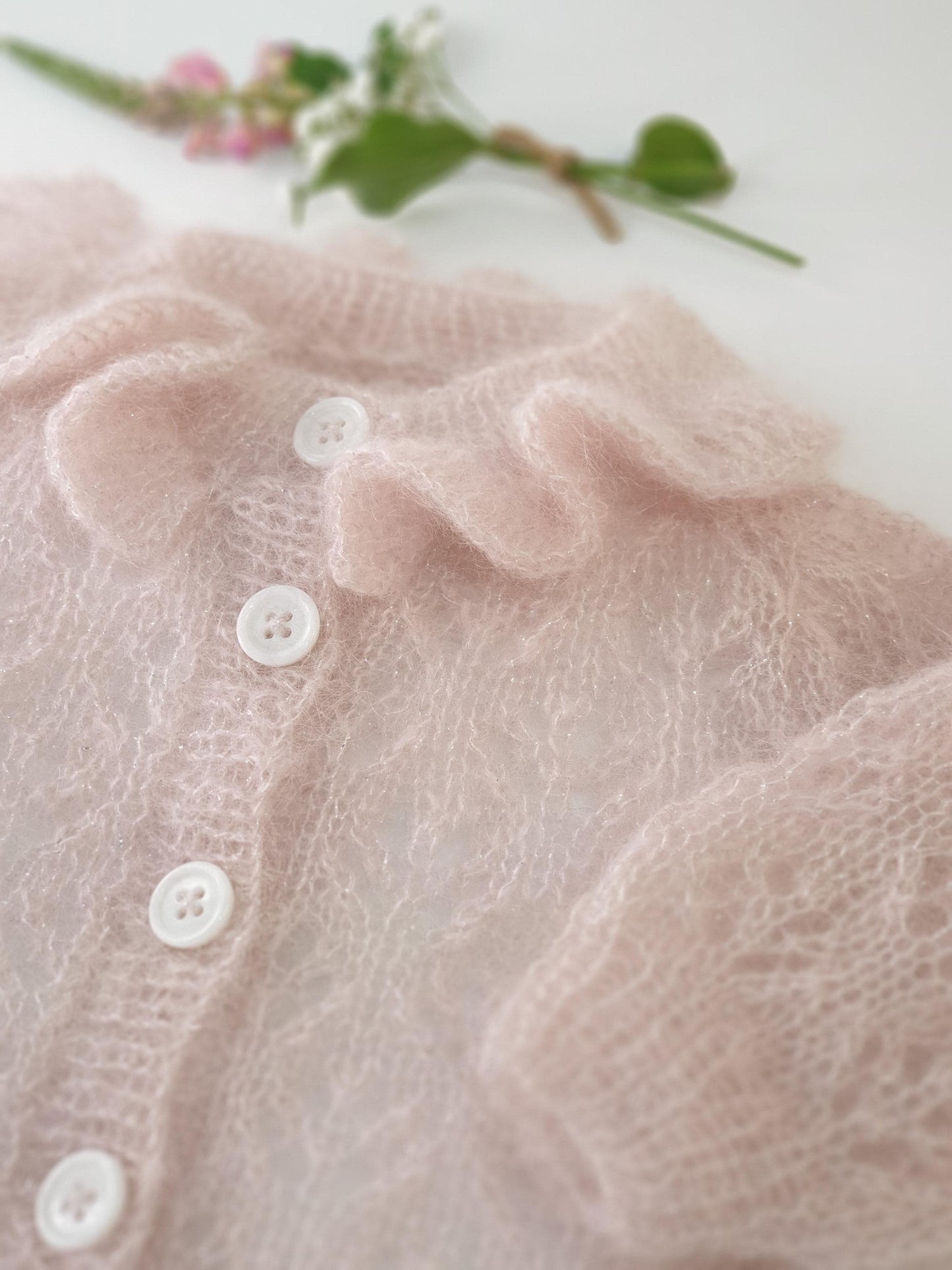 Cardigan bébé Châtaigne à tricoter.