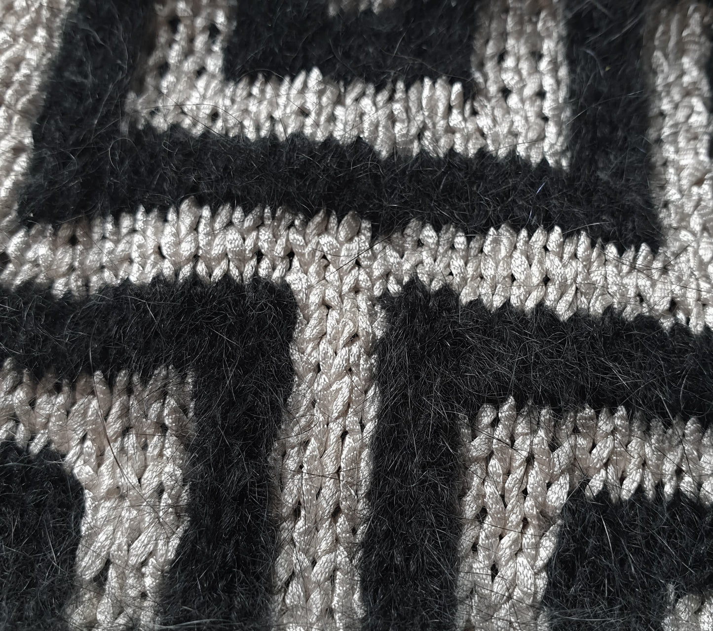 Pull à tricoter angora naturel et noir Abysse