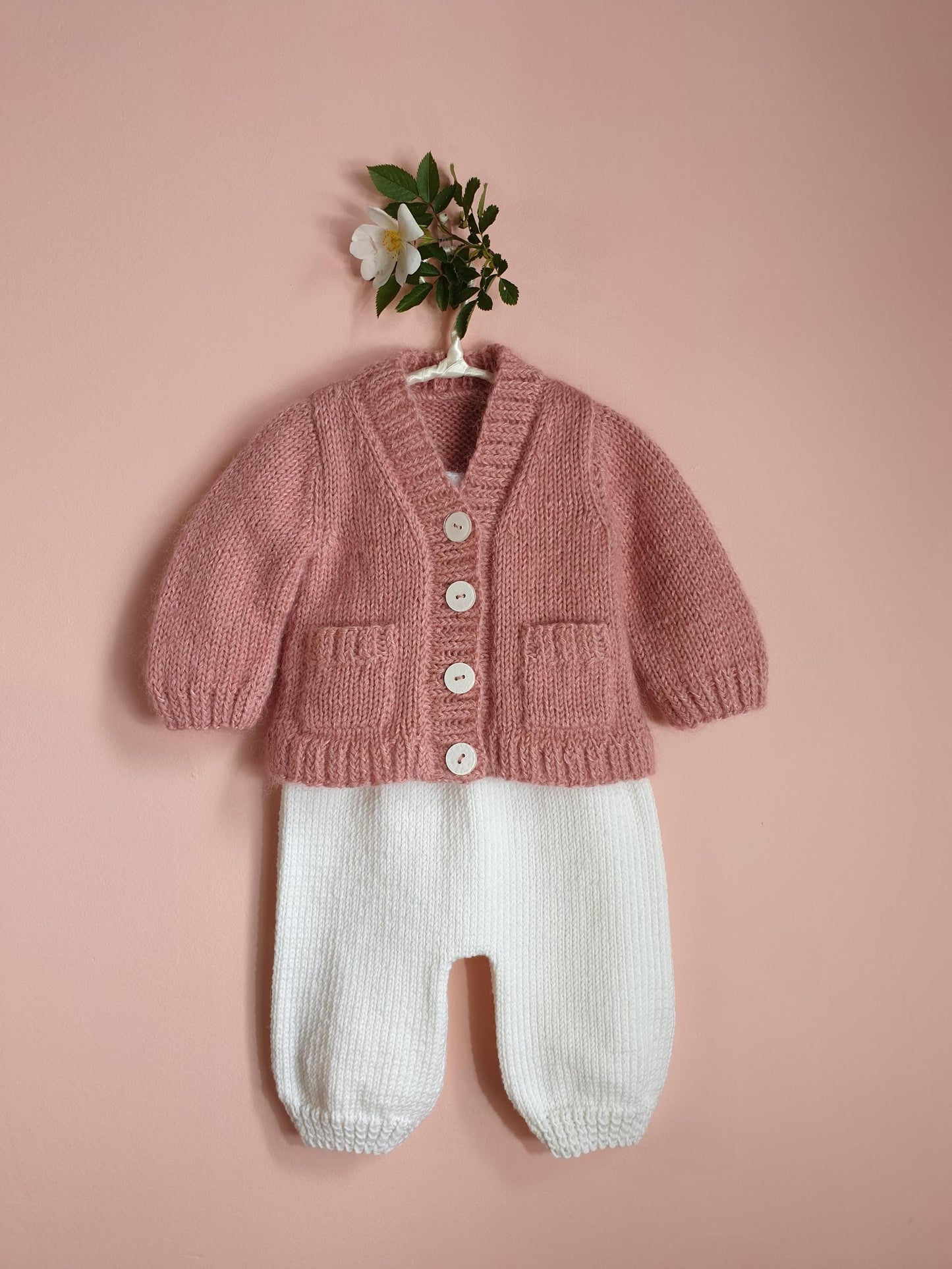 Gilet bébé Jojoba à tricoter.