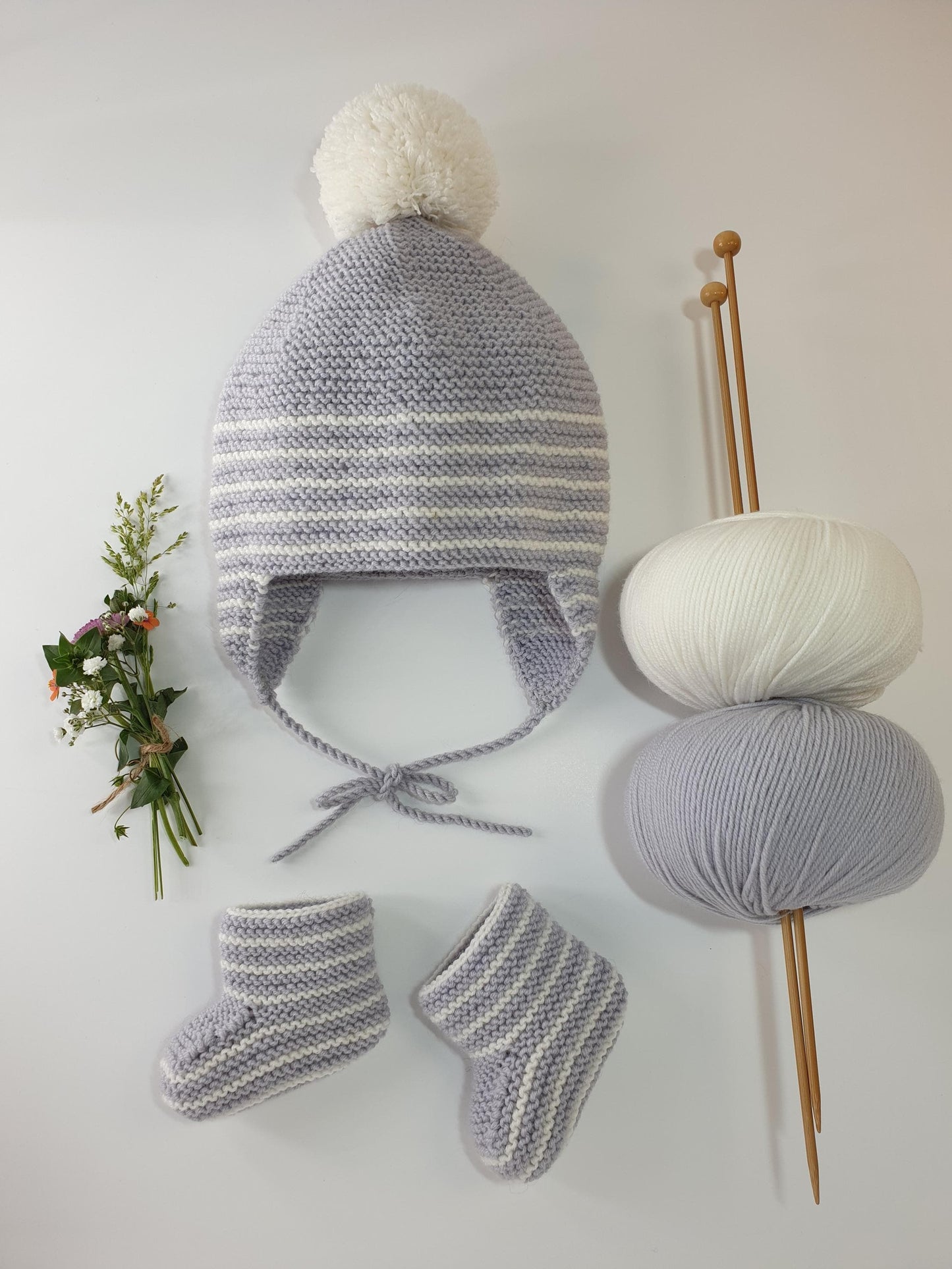 Bonnet et boots bébé Reglisse à tricoter.
