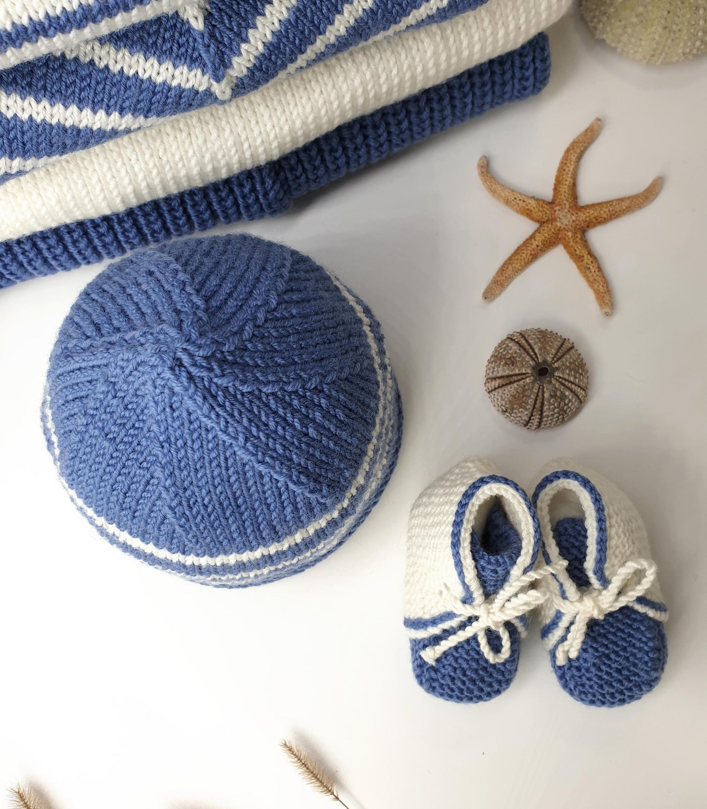 Bonnet et boots bébé Olivier à tricoter.