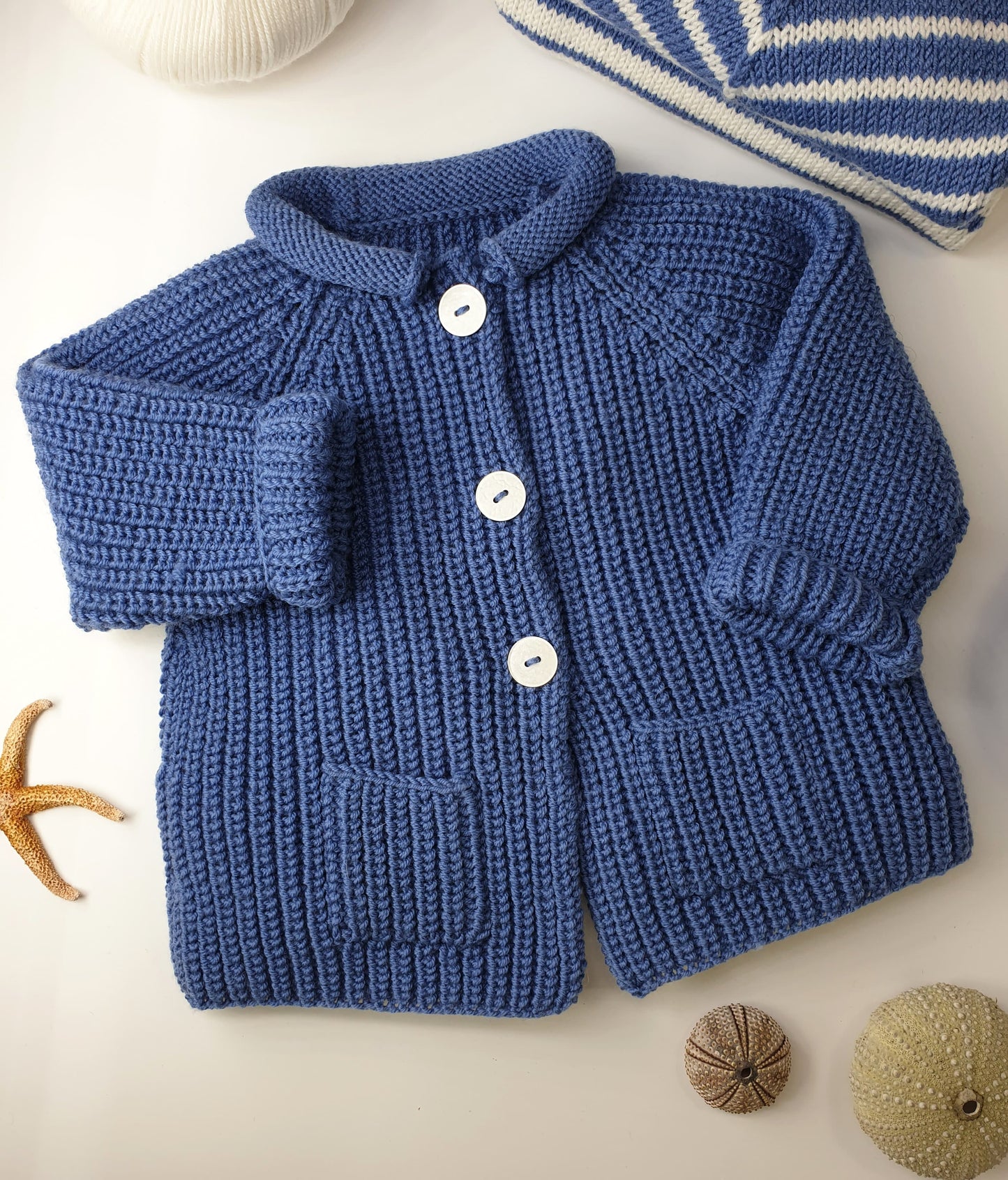 Veste bébé Acajou à tricoter.