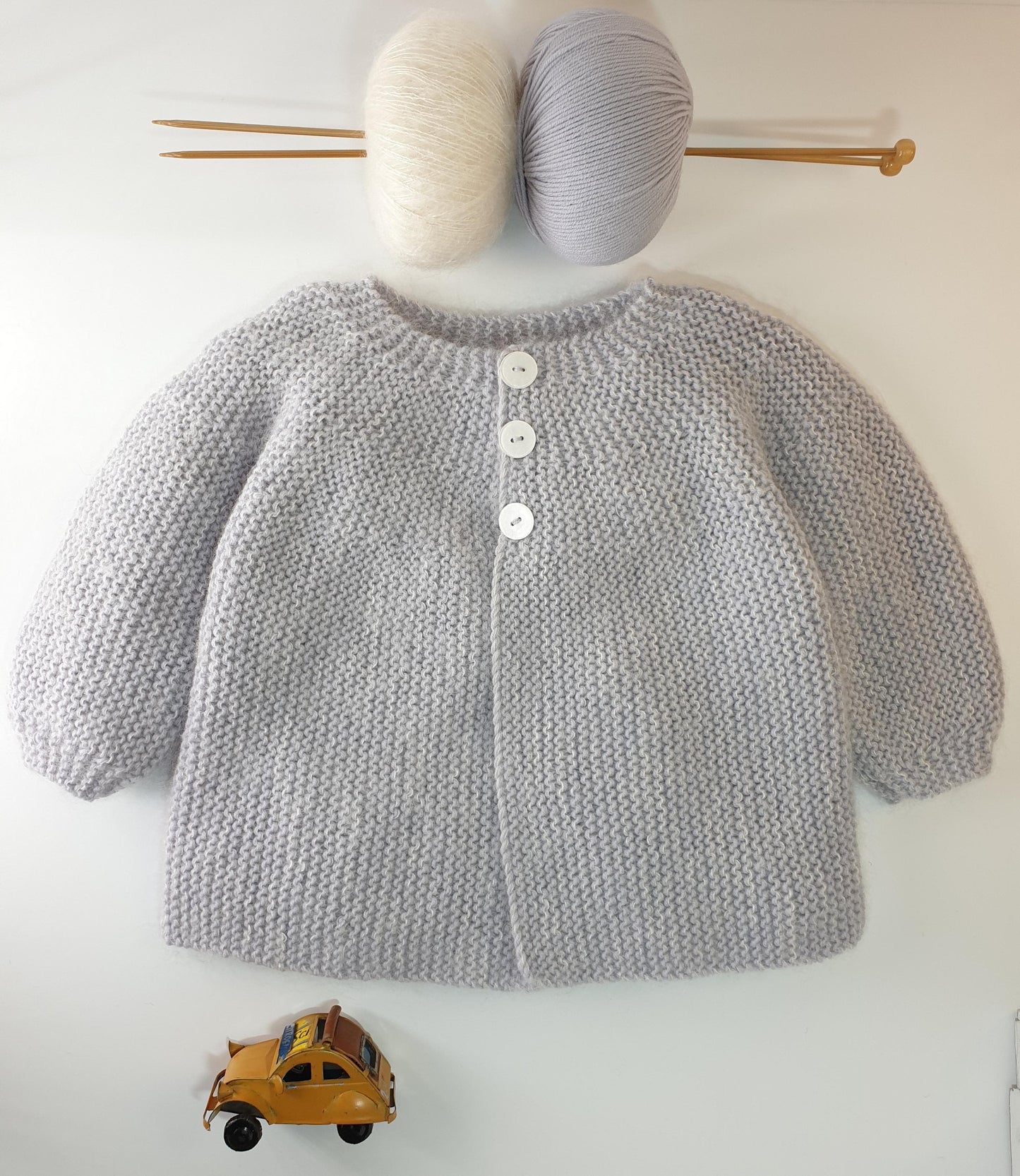 Manteau bébé Acacia à tricoter.