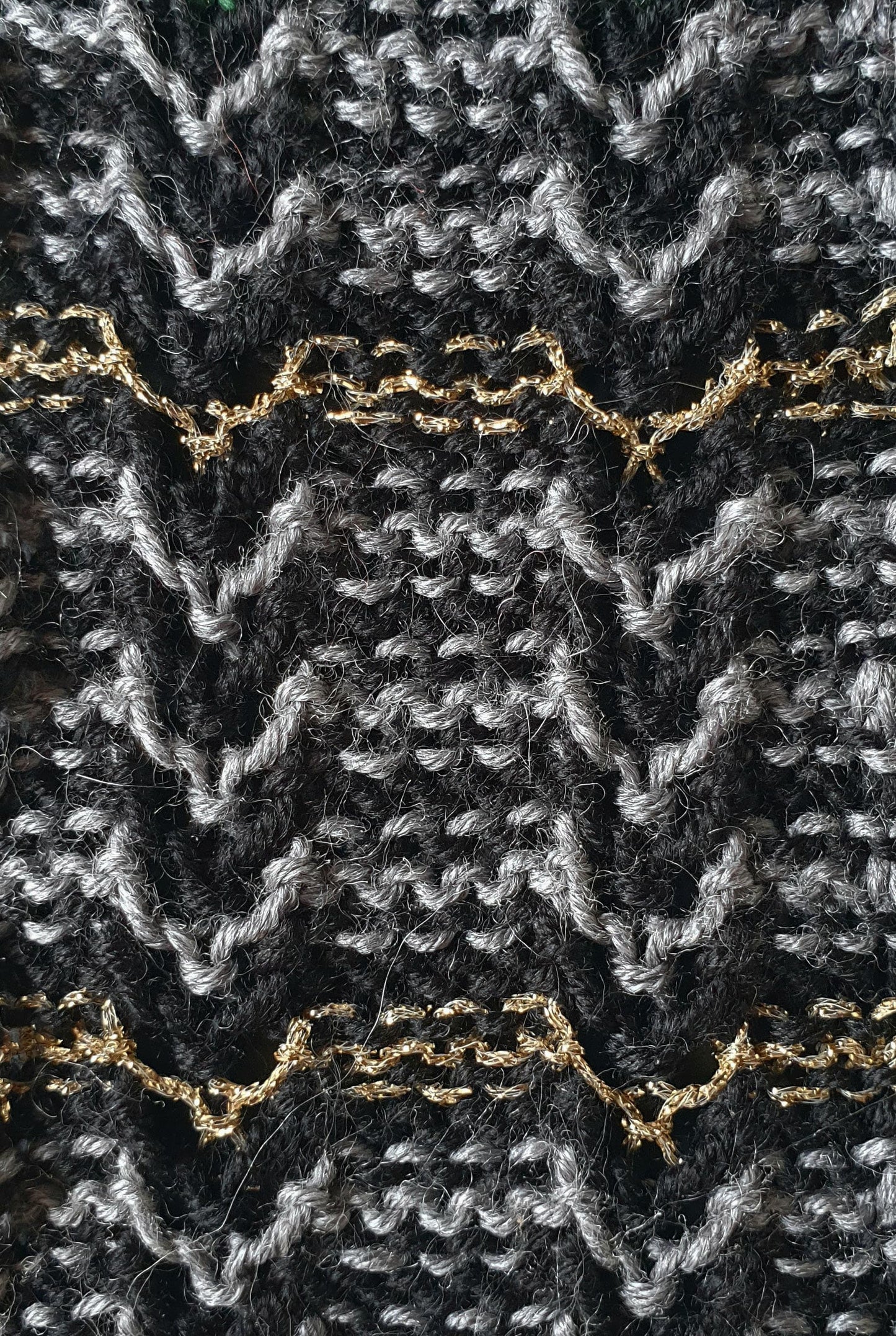 Pull Mérinos noir gris et doré Salma.jpg
