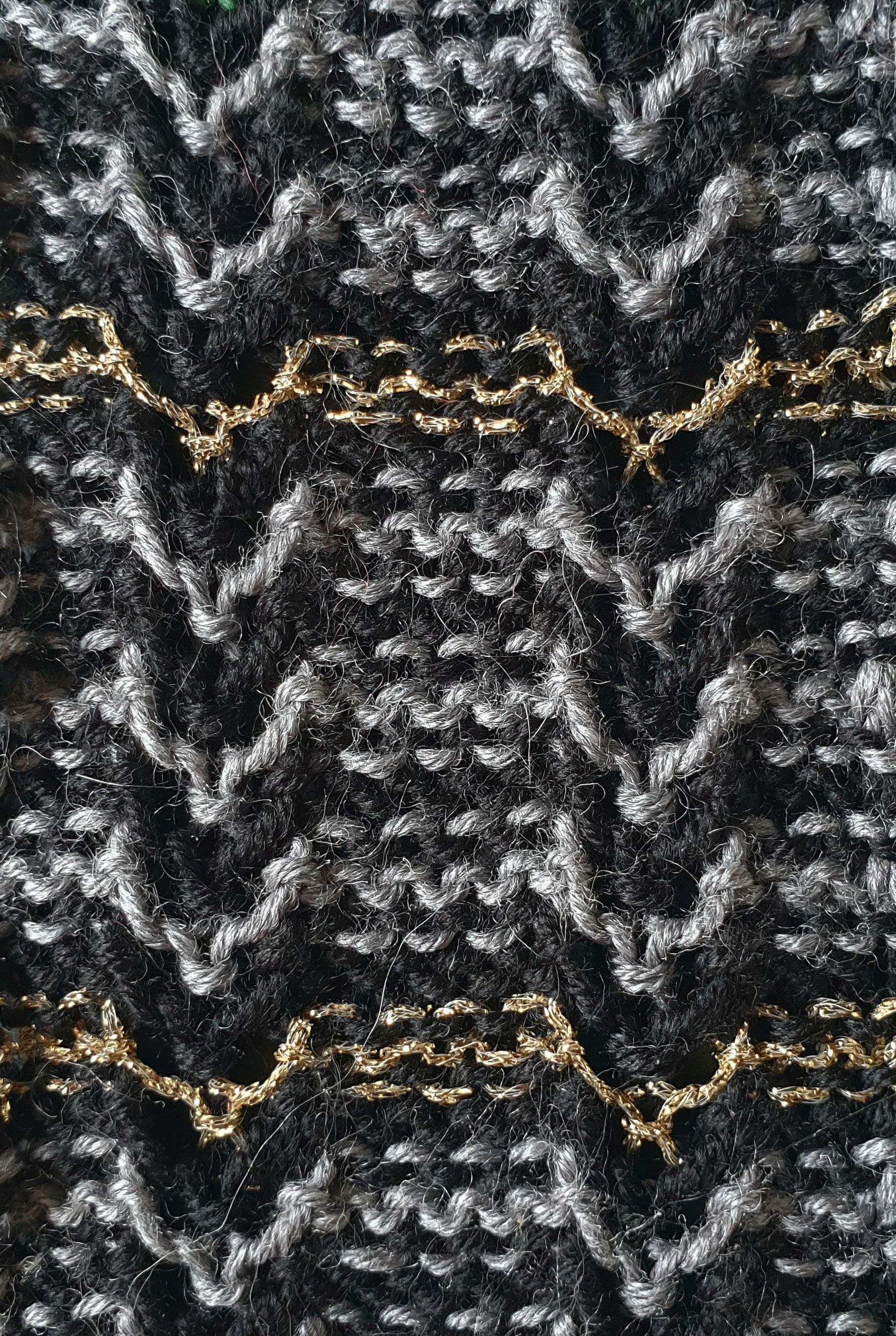 Pull Mérinos noir gris et doré Salma.jpg