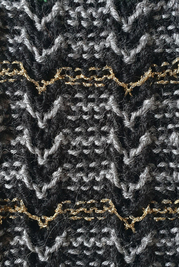 Charger l&#39;image dans la galerie, Pull Mérinos noir gris et doré Salma.jpg
