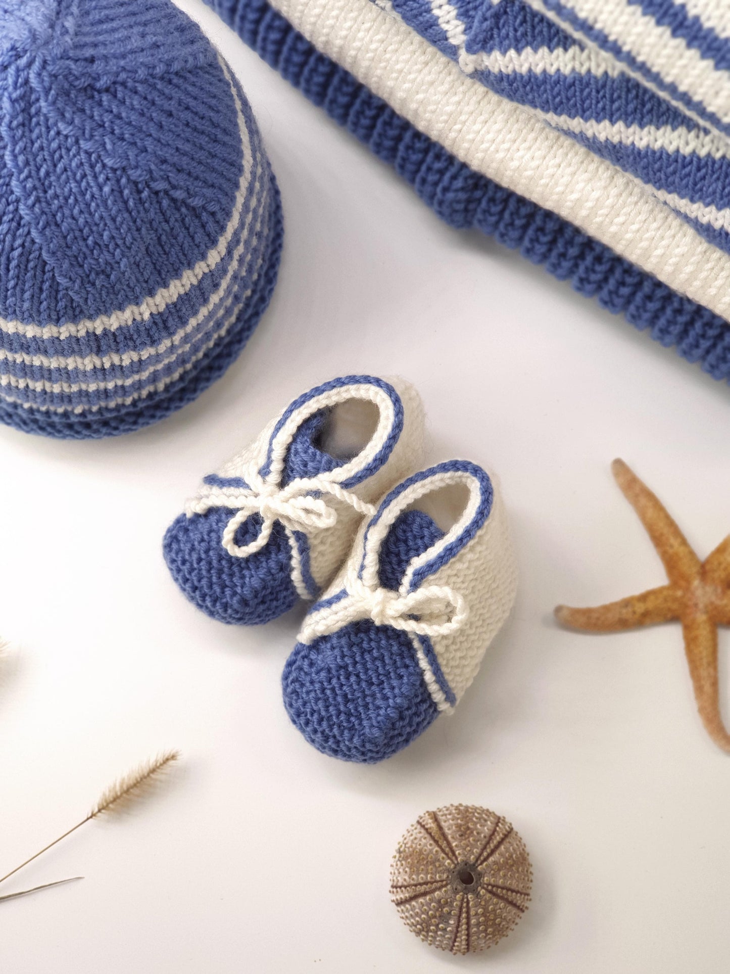 Bonnet et boots bébé Olivier à tricoter.