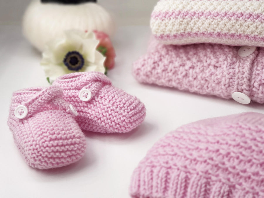 Charger l&#39;image dans la galerie, Bonnet et chaussons bébé Lila à tricoter
