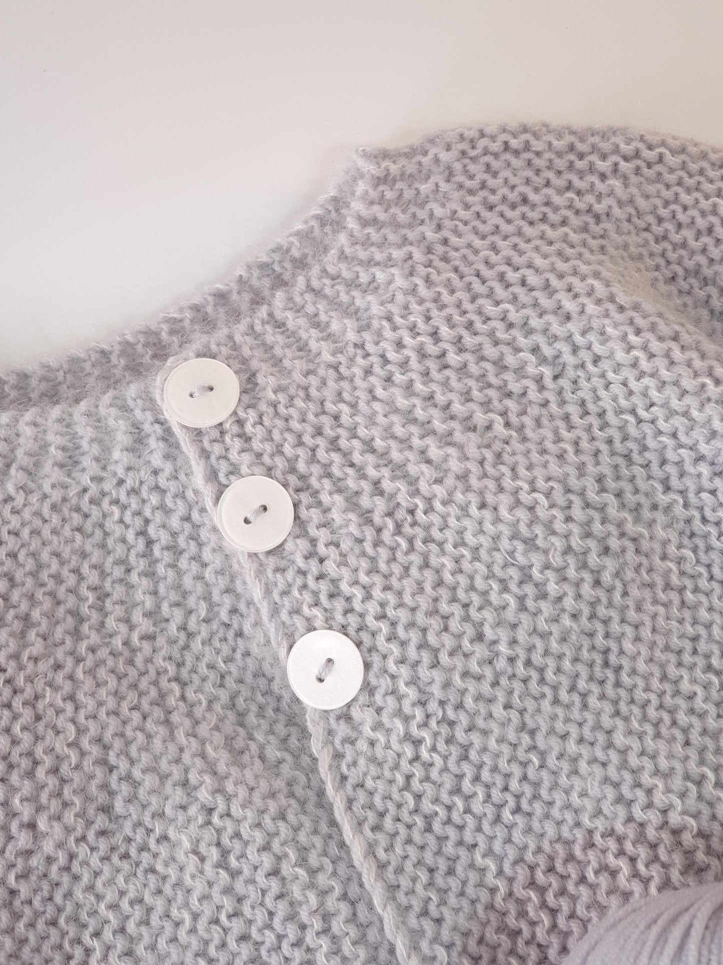 Manteau bébé Acacia à tricoter.