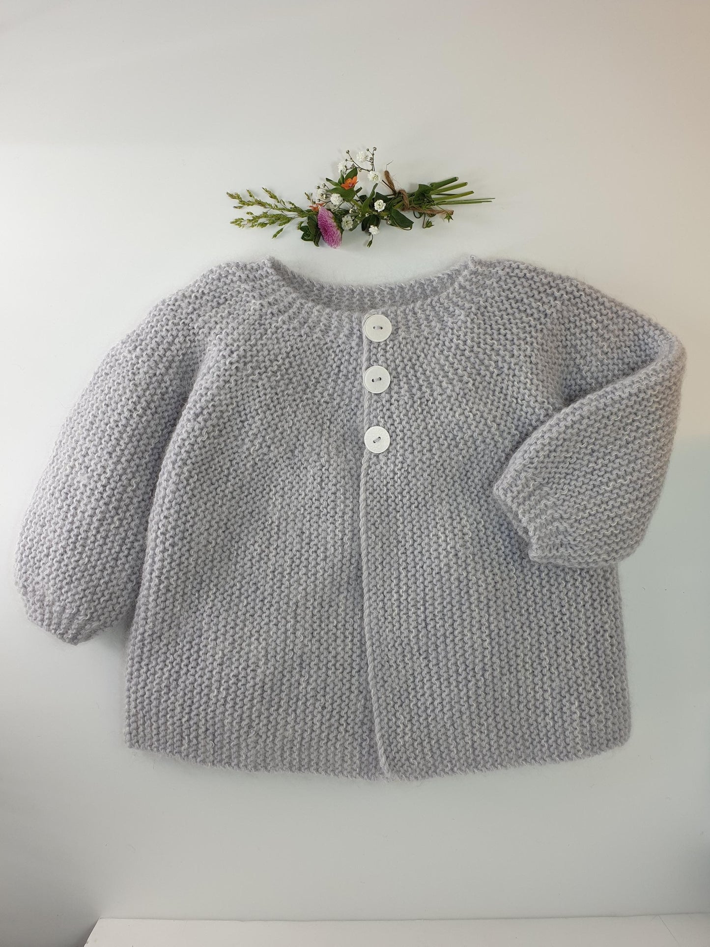 Manteau bébé Acacia à tricoter.