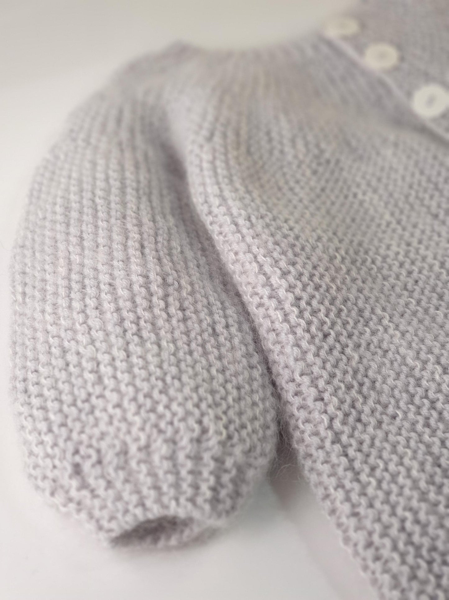 Manteau bébé Acacia à tricoter.