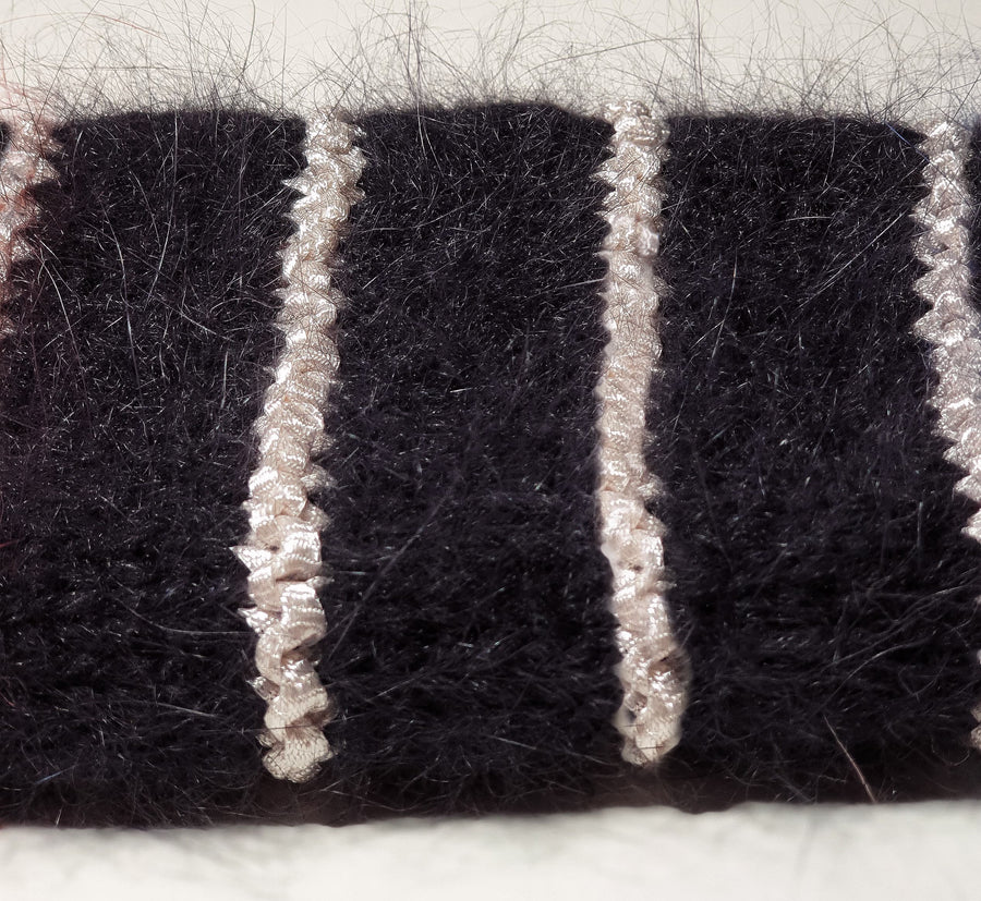 Charger l&#39;image dans la galerie, Pull à tricoter angora Noir et naturel cerbère
